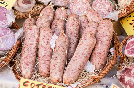 饮食为了特产意大利香肠在当地市场销售的意大利香肠图片