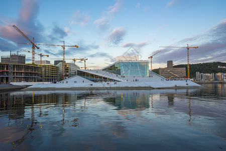 挪威奥斯陆市峡湾的歌剧院图片