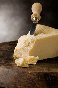 食物照片美味的意大利干酪奶木制桌上有刀子经验丰富的健康图片