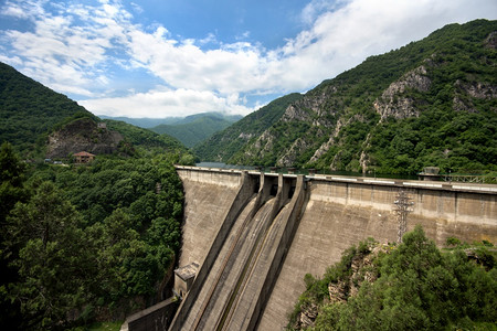 供应建造水库混凝土大坝墙的水电设备图片