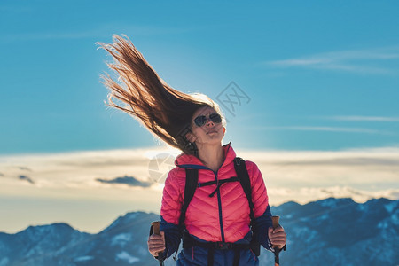 登山吹着头发的运动女孩休息图片