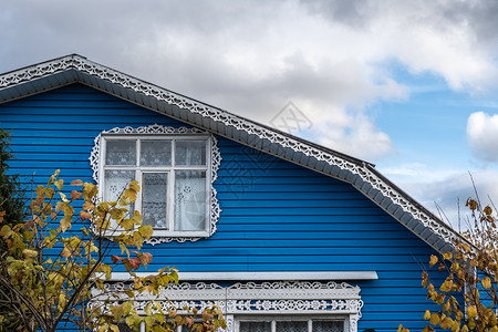 视窗建筑学秋天在蓝房子的窗户和屋顶脊上刻有白板条框架图片