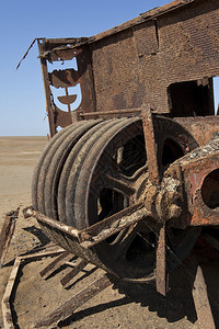 弃纳米比亚骷髅海岸石油钻井平台残骸的一部分被遗弃骨骼图片