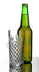 来自绿色玻璃的啤酒瓶白底隔离在色背景上水晶透明贮藏啤酒图片