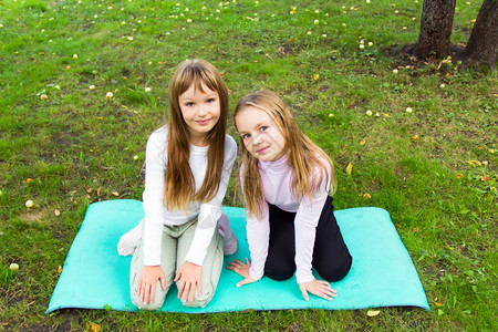 在草地上玩耍的两个小女孩图片