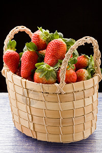 红草莓在篮子里的美味照片维生素甜点图片