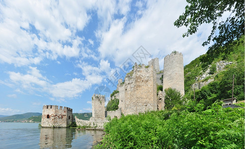 著名的塞尔维亚旅游地标Golubac堡垒全景多瑙河历史图片