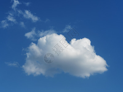 云景清蓝天空中的晨云极简主义单身的图片