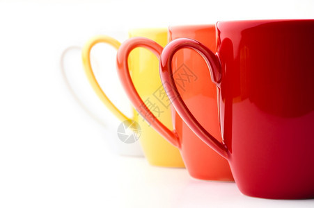 红色橙黄和白的明亮彩杯子白底黑的亮彩色杯子黄的陶器餐具图片