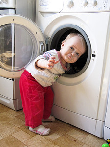 男孩妈帮手打开门爬进洗衣机里去的涤器厨房图片