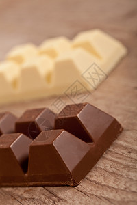 美食味棕色和白牛奶巧克力块甜点白色的图片
