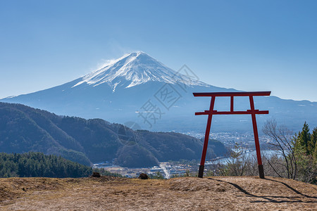 远处的山鸟居和远处的富士山背景