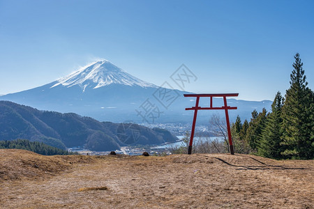 远处的山鸟居和远处的富士山背景