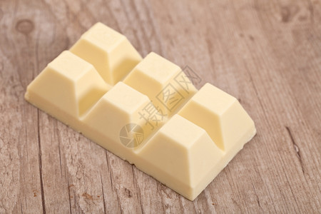 美味的白牛奶巧克力块糖甜点卡路里图片