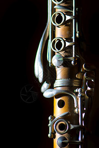 钥匙黑色的背景古董单簧管细节乐队图片