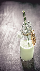 早餐喝玻璃牛奶装在瓶子和稻草的牛奶里图片