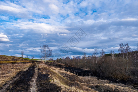 去年伊凡诺沃城郊外有很多被烧焦的草地还有美丽的乌云天空最后一种土壤图片