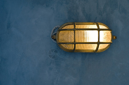 金属希腊圣托里尼的伊梅罗维格利墙上的灯罩电泡光图片