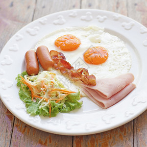 早餐火腿香肠蛋配沙拉图片
