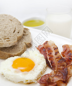 早午餐鸡蛋和脆培根熏肉图片