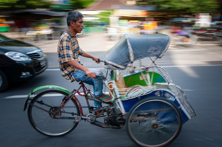 主要的Rikshaw驾驶员印度尼西亚爪哇日惹主街笃一种图片