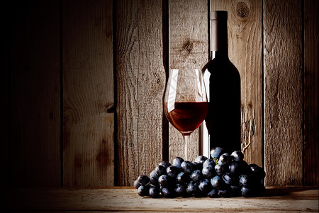 水果瓶装红酒木本底有玻璃和葡萄园红色的图片