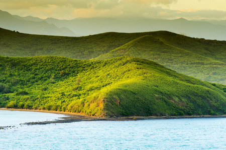 喀里多尼亚努梅附近山丘的日落风景图片