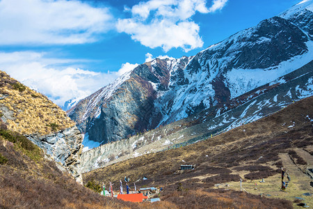 米拉日巴佛阁尼泊尔的高山连绵背景
