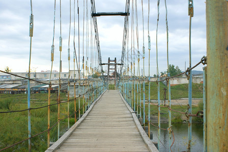 穿过小河的桥木头骨架树电缆铰链式图片