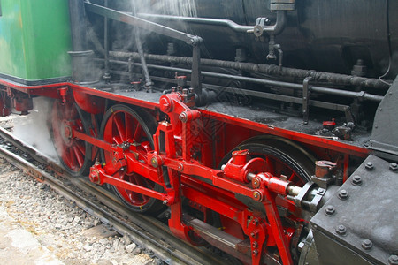 红色的抽烟蒸汽机车详情轨图片