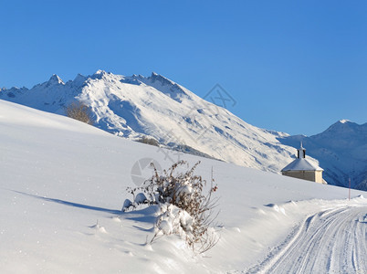 雪山和村落道路图片