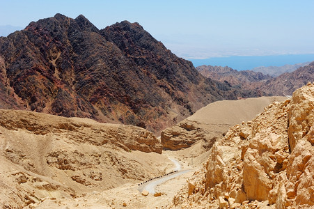 荒芜的沙漠山丘图片