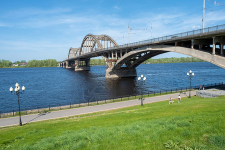 俄罗斯雅拉夫尔地区雷宾斯克市伏尔加河大桥图片