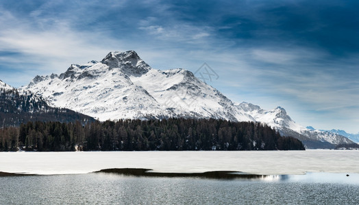 天空下的湖泊和雪山图片
