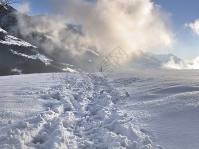 雪山上的脚印图片