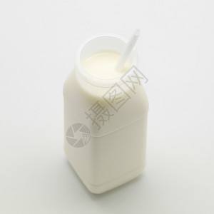 生活一瓶带白色吸管的牛奶玻璃乳制品图片