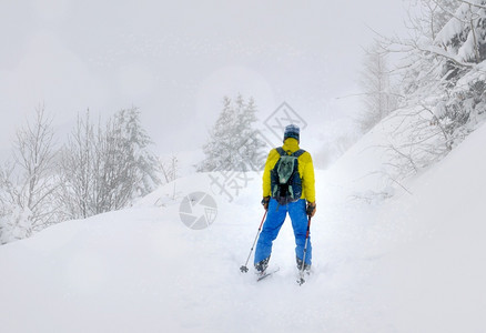 雪山上滑雪的年轻人图片
