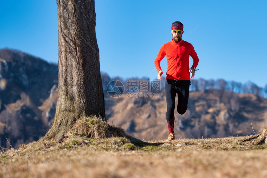 运动青年跑步者在山丘小路上的列车训练赛跑者图片