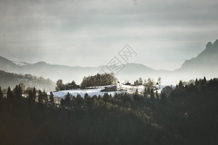 雪山上的孤立的房屋图片