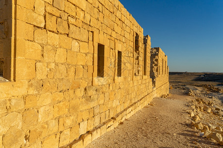 在以色列为荒漠公园的废墟和历史进行度假尼扎纳期旅行图片
