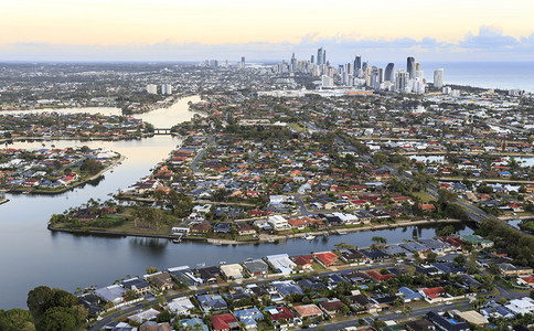 一种见过在澳大利亚昆士兰州热气球日出时看到金海岸的运河和高楼地区这些方位于澳大利亚昆士兰州水路图片