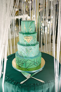 大厅婚礼桌上四层绿色蛋糕图片