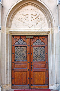 木制的象征带有的教堂木门入口图片