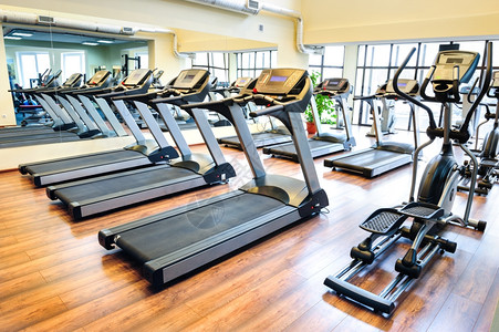 健康重量有氧运动在健身房排队的跑步机图片