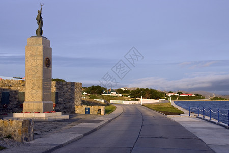 以大厦为背景的福克兰群岛战争纪念碑福克兰群岛的斯坦利港马尔维纳斯群岛的福克兰斯丹利屿艾伦港口图片