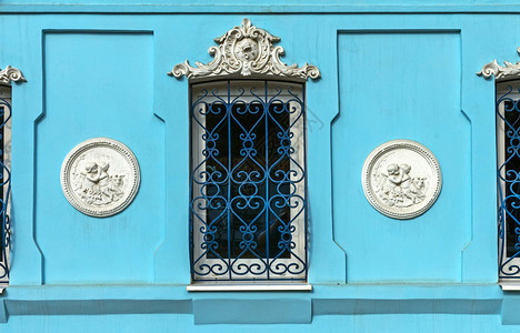 墙俄罗斯Pyatigorsk老宅中美丽的窗户大厦建筑学背景图片