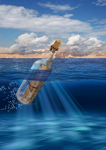 蓝色的抛弃在公海上漂浮的瓶装信件水下图片