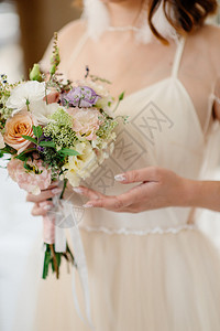 穿着婚纱的新娘手拿婚礼花束图片