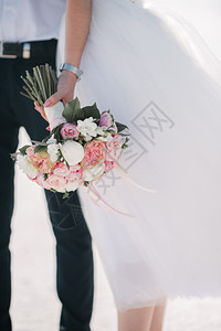 新娘新郎手中的花束图片