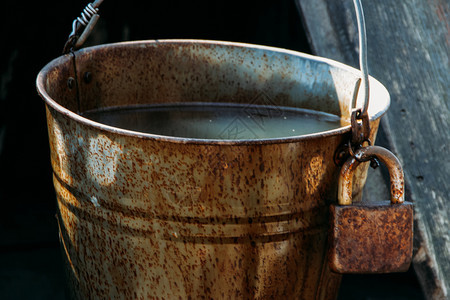 生锈的农村旧水桶锁着井生态图片